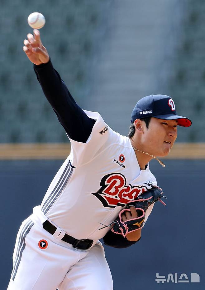 [서울=뉴시스] 김금보 기자 = 13일 오후 서울 송파구 잠실야구장에서 열린 2025 프로야구 두산 베어스와 KIA 타이거즈의 시범경기, 1회초 두산 선발 곽빈이 투구하고 있다. 2025.03.13. kgb@newsis.com