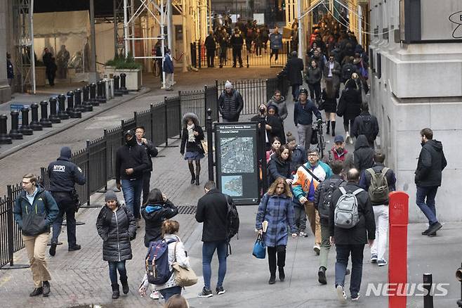 [뉴욕=AP/뉴시스] 중국, 대만, 홍콩 등 중화권을 중심으로 코로나19가 재확산하고 있는 가운데 미국에서도 최근 유행하고 있는 코로나19 변이가 발견됐다고 CBS뉴스가 22일(현지 시간) 보도했다. 사진은 뉴욕 월가에 도착한 통근자들의 모습. 2025.05.23.