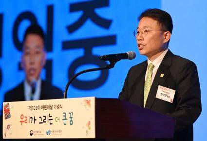 [서울=뉴시스] 추상철 기자 = 정익중 아동권리보장원 원장이 지난 2일 서울 중구 웨스틴 조선 서울 호텔 그랜드볼룸홀에서 열린 '2025년 제103회 어린이날 기념식'에서 환영사를 하고 있다. (사진= 아동권리보장원 제공) 2025.05.03. photo@newsis.com *재판매 및 DB 금지