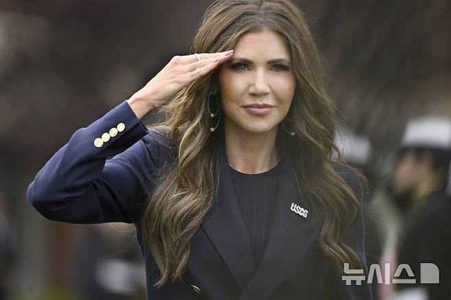 [뉴런던=AP/뉴시스] 크리스티 놈 미국 국토안보부 장관이 지난 21일(현지 시간) 코네티컷 뉴런던에서 열린 미국 해안경비 사관학교 졸업식장에 도착해 경례하고 있다. 2025.05.23.