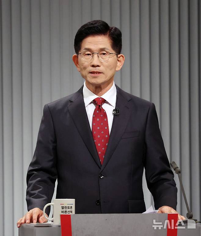 [서울=뉴시스] 국회사진기자단 = 김문수 국민의힘 대선후보가 23일 서울 영등포구 KBS본관 스튜디오에서 열린 중앙선거방송토론위원회 주관 제21대 대통령선거 2차 후보자 토론회 준비를 하고 있다. 2025.05.23. photo@newsis.com