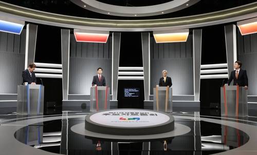 대선 2차 후보자 토론회 앞두고 대선 2차 후보자 토론회 앞두고     (서울=연합뉴스) 더불어민주당 이재명·국민의힘 김문수·민주노동당 권영국·개혁신당 이준석 대선후보가 23일 서울 영등포구 여의도 KBS 스튜디오에서 열린 제21대 대선 2차 후보자 토론회를 준비하고 있다. 2025.5.23 [국회사진기자단]     photo@yna.co.kr (끝)   <저작권자(c) 연합뉴스, 무단 전재-재배포, AI 학습 및 활용 금지>