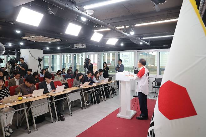 국민의힘 윤재옥 중앙선대위 총괄선거대책본부장이 23일 서울 여의도 국민의힘 중앙당사에서 기자간담회를 하고 있다. 연합뉴스