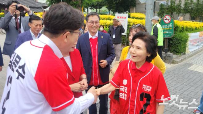국민의힘 김문수 대선 후보의 부인인 설난영 여사가 23일 강원 강릉시 중앙시장을 방문해 지역구 의원인 권성동 공동선대위원장과 악수를 나눴다. 전영래 기자