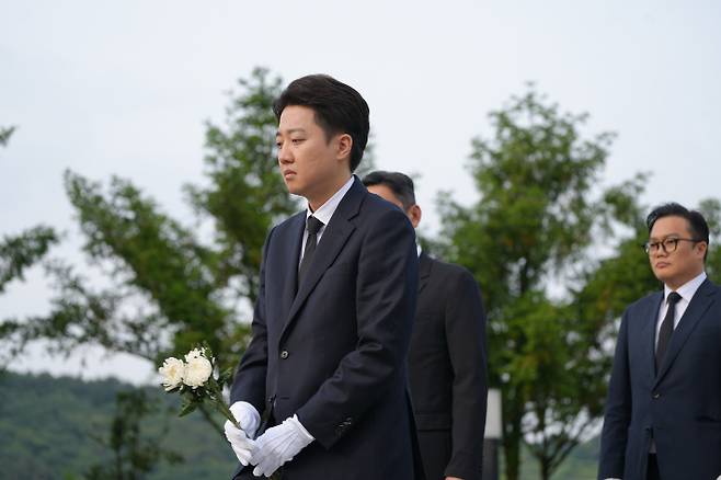 개혁신당 이준석 대선 후보가 23일 경남 김해시 진영읍 봉하마을을 방문해 노무현 전 대통령 묘역을 참배하고 있다. 연합뉴스