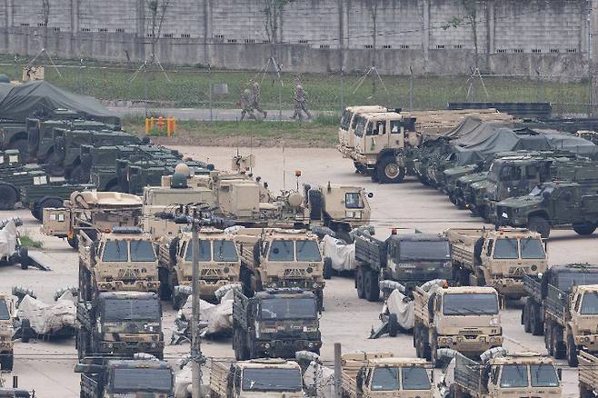 미국 언론이 미 정부가 주한미군 감축을 검토하고 있다고 보도한 23일 오전 경기도 동두천시의 주한미군 기지에서 미군 차량이 대기하고 있다. 연합뉴스