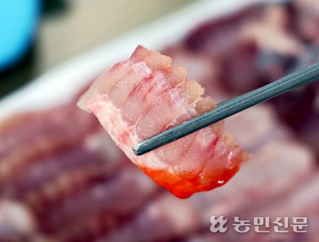 싱싱한 홍어회는 초장이나 기름장에 살짝 찍어 먹는다.