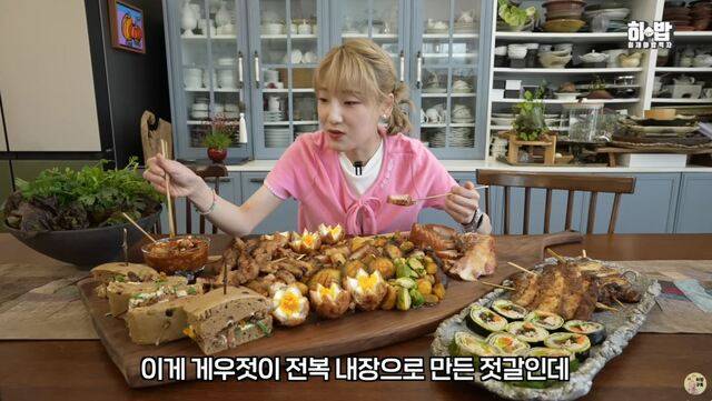 제주 향토음식 먹방을 선보이고 있는 히밥 모습. 히밥 유튜브 영상 캡처