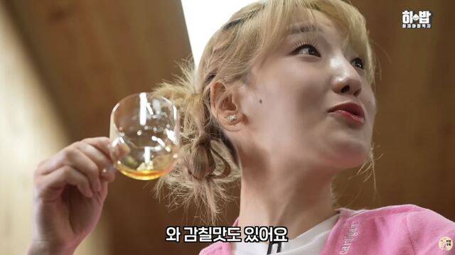 히밥이 갓 짠 ‘동백기름’의 감칠맛에 감탄하고 있다. 히밥 유튜브 영상 캡처