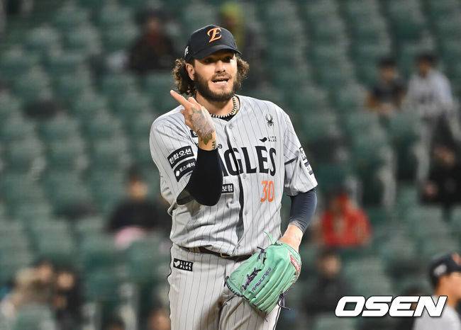 [OSEN=울산, 이석우 기자] 22일 울산 문수야구장에서 2025 신한 SOL 뱅크 KBO 리그 NC 다이노스와 한화 이글스의 경기가 열렸다. 홈팀 NC는 김녹원이, 방문팀 한화는 폰세가 선발로 나섰다.한화 이글스 폰세가 3회말 무사 1루 NC 다이노스 손아섭 타석때 더그아웃을 보며 문언가를 얘기하고 있다. 2025.05.22 / foto0307@osen.co.kr