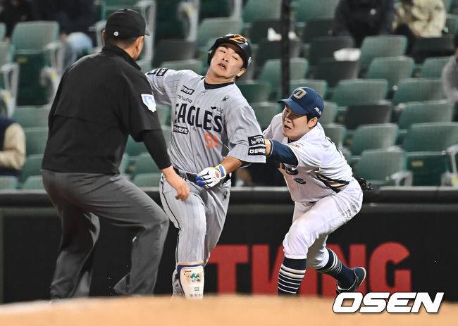[OSEN=울산, 이석우 기자] 22일 울산 문수야구장에서 2025 신한 SOL 뱅크 KBO 리그 NC 다이노스와 한화 이글스의 경기가 열렸다. 홈팀 NC는 김녹원이, 방문팀 한화는 폰세가 선발로 나섰다.한화 이글스 문현빈이 8회초 1사 기습 번트를 대고 볼 빠지는 사이 1루에서 세이프되고 2루로 방향을 틀었다가 다시 귀루를 시도했으나 박민우에게 태그 아앗당하고 있다. 2025.05.22 / foto0307@osen.co.kr