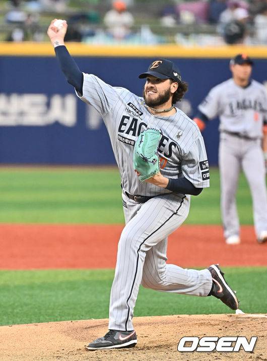 [OSEN=울산, 이석우 기자] 22일 울산 문수야구장에서 2025 신한 SOL 뱅크 KBO 리그 NC 다이노스와 한화 이글스의 경기가 열렸다. 홈팀 NC는 김녹원이, 방문팀 한화는 폰세가 선발로 나섰다.한화 이글스 선발 투수 폰세가 역투하고 있다. 2025.05.22 / foto0307@osen.co.kr