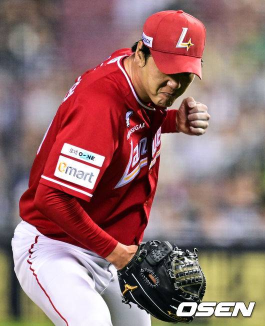 [OSEN=잠실, 조은정 기자]22일 오후 서울 잠실구장에서 2025 신한 SOL Bank KBO리그 두산 베어스와 SSG 랜더스의 경기가 열렸다.이날 두산은 홍민규를, SSG은 김광현을 선발로 내세웠다.6회말 2사 1루 SSG 김광현이 두산 양석환에게 땅볼을 유도하며 이닝을 마친 뒤 기뻐하고 있다. 2025.05.22 /cej@osen.co.kr