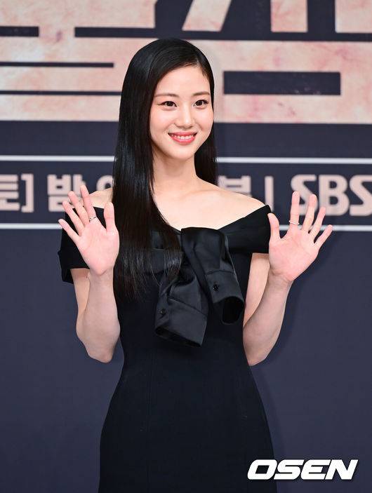 [OSEN=김성락 기자] 21일 오후 서울 양천구 목동 SBS에서 SBS 금토드라마 '보물섬' 오프라인 제작발표회가 열렸다. 이날 행사에는 배우 박형식, 허준호, 이해영, 홍화연, 진창규 감독이 참석했다. 배우 홍화연이 포토타임을 갖고 있다. 2025.02.21 / ksl0919@osen.co.kr