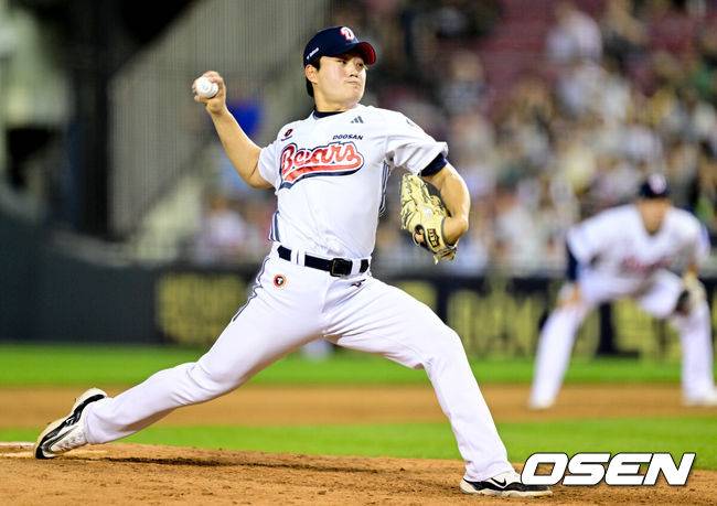 [OSEN=잠실, 조은정 기자]22일 오후 서울 잠실구장에서 2025 신한 SOL Bank KBO리그 두산 베어스와 SSG 랜더스의 경기가 열렸다.이날 두산은 홍민규를, SSG은 김광현을 선발로 내세웠다.9회초 두산 김택연이 역투하고 있다. 2025.05.22 /cej@osen.co.kr