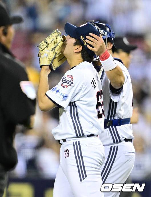 [OSEN=잠실, 조은정 기자]프로야구 두산 베어스가 8회 터진 만루홈런 한 방으로 길었던 5연패를 끊었다.&nbsp;두산은 22일 서울 잠실구장에서 열린 ‘2025 신한은행 SOL Bank KBO리그’ SSG 랜더스와의 경기에서 6-5로 승리하며 SSG의 시리즈 스윕을 저지했다. 두산은 이날 승리로 5연패에서 탈출했다.&nbsp;두산 김택연이 승리를 기뻐하고 있다. 2025.05.22 /cej@osen.co.kr