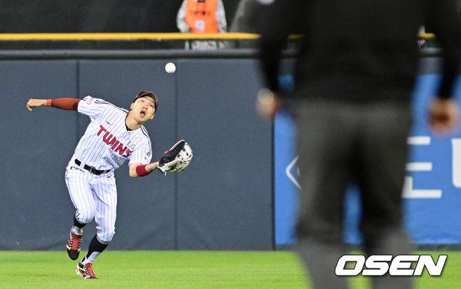 [OSEN=잠실, 최규한 기자] 15일 서울 잠실야구장에서 ‘2025 신한 SOL Bank KBO리그’ LG 트윈스와 키움 히어로즈의 경기가 열렸다.이날 홈팀 LG는 임찬규, 방문팀 키움은 하영민을 선발투수로 내세웠다.7회초 1사 1사 1, 3루 상황 키움 박주홍의 1타점 희생플라이 때 LG 중견수 박해민이 끝까지 쫓아 잡아내고 있다. 2025.05.15 / dreamer@osen.co.kr
