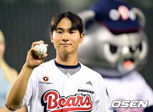 [OSEN=잠실, 조은정 기자]프로야구 두산 베어스가 8회 터진 만루홈런 한 방으로 길었던 5연패를 끊었다.&nbsp;두산은 22일 서울 잠실구장에서 열린 ‘2025 신한은행 SOL Bank KBO리그’ SSG 랜더스와의 경기에서 6-5로 승리하며 SSG의 시리즈 스윕을 저지했다. 두산은 이날 승리로 5연패에서 탈출했다.&nbsp;두산 임종성이 홈런 기념구를 들고 포즈를 취하고 있다. 2025.05.22 /cej@osen.co.kr