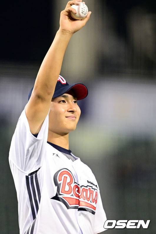 [OSEN=잠실, 조은정 기자]프로야구 두산 베어스가 8회 터진 만루홈런 한 방으로 길었던 5연패를 끊었다.&nbsp;두산은 22일 서울 잠실구장에서 열린 ‘2025 신한은행 SOL Bank KBO리그’ SSG 랜더스와의 경기에서 6-5로 승리하며 SSG의 시리즈 스윕을 저지했다. 두산은 이날 승리로 5연패에서 탈출했다.&nbsp;두산 임종성이 홈런 기념구를 들고 포즈를 취하고 있다. 2025.05.22