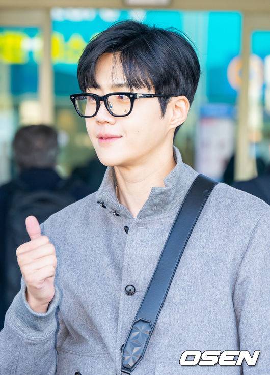 [OSEN=인천국제공항, 박준형 기자] &nbsp;배우 김선호가 23일 화보 촬영을 위해 인천공항을 통해 이탈리아 로마로 출국했다.김선호는 디즈니플러스의 시리즈 '폭군'으로 다시 한번 월드클래스급 인기 인증한 바 있다.김선호가 출국에 앞서 포즈를 취하고 있다.  2024.11.23   / soul1014@osen.co.kr