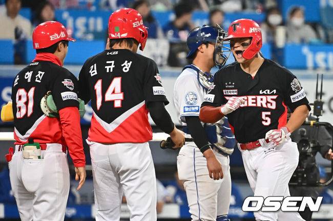 [OSEN=대구, 이석우 기자] 23일 대구삼성라이온즈파크에서 2025 신한 SOL 뱅크 KBO 리그 삼성 라이온즈와 KIA 타이거즈의 경기가 열렸다. 홈팀 삼성은 황동재가, 방문팀 KIA는 네일이 선발 출전했다. KIA 타이거즈 김도영이 8회초 1사 1루 좌중월 2점 홈런을 치고 하이파이브를 하고 있다. 2025.05.23 / foto0307@osen.co.kr
