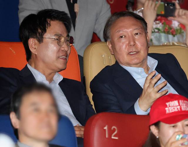 ▲윤석열 전 대통령이 21일 서울 메가박스 동대문에서 영화 '부정선거, 신의 작품인가' 관람을 마친 뒤 영화를 제작한 이영돈 PD와 대화하고 있다. ⓒ연합뉴스