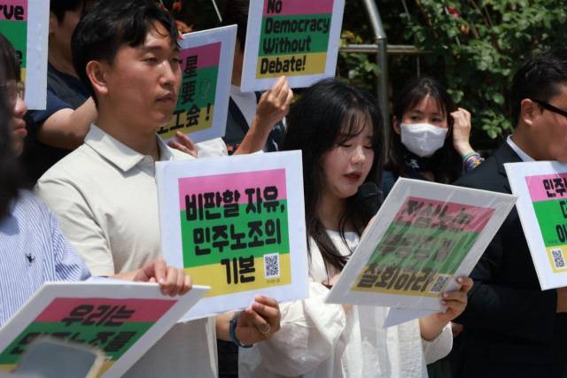 ▲5월 22일 오후 12시 서울 서초구 서울중앙지법 정문 앞에서 열린 '삼성전자노동조합 부당징계 철회를 위한 소송 제기 기자회견'에 한기박 기흥지부장(왼쪽)과 우하경 대의원이 참석했다. ⓒ반올림