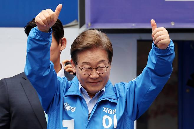 더불어민주당 이재명 대선 후보가 21일 인천에서 선거 유세를 하며 엄지를 들어보이고 있다. 인천=뉴시스
