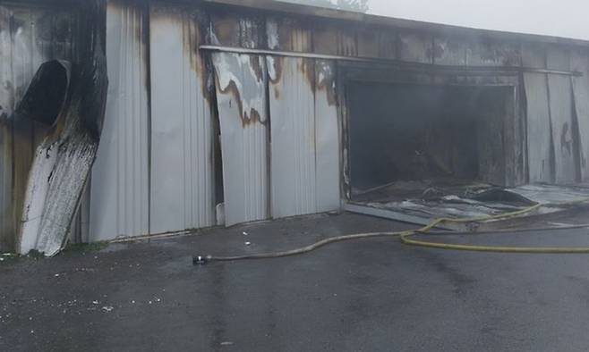 지난 22일 청송군 현서면 무계리 면봉산 기상레이더 관측소 창고에서 불이 났다. 경북소방본부 제공