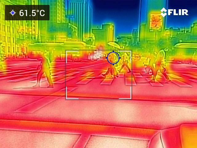 지난해 6월 서울 종로구 광화문네거리 일대가 61도를 나타내고 있다. 열화상카메라 화상은 온도가 높을수록 붉은색으로 나타나며 상대적으로 온도가 낮은 곳은 푸른색으로 나타난다. 뉴스1 자료사진