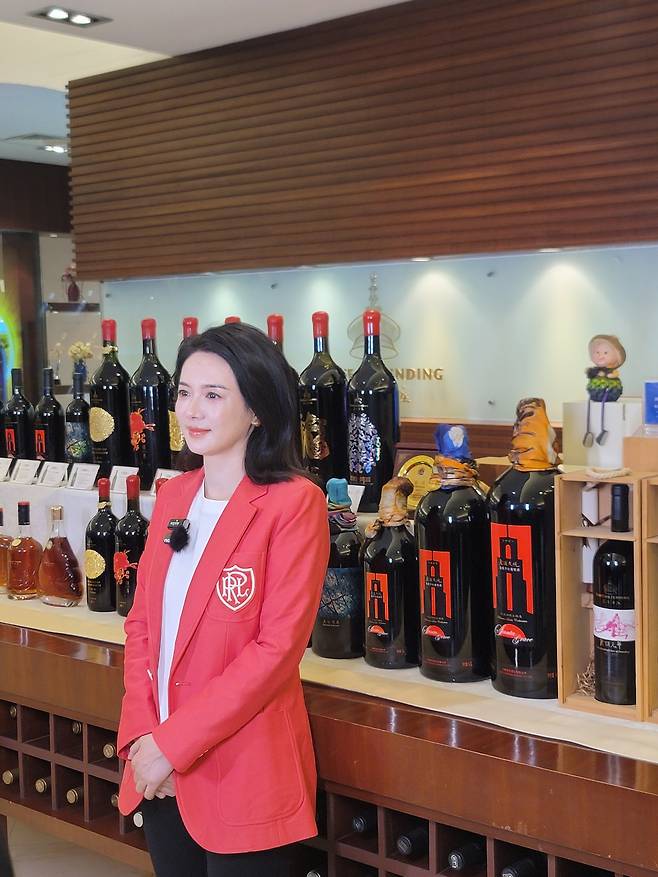 왕이얼 쥔딩 와이너리 대표가 17일 중국 산둥성 옌타이시 쥔딩 와이너리에서 와이너리를 소개하고 있다.&nbsp;옌타이=이우중 특파원