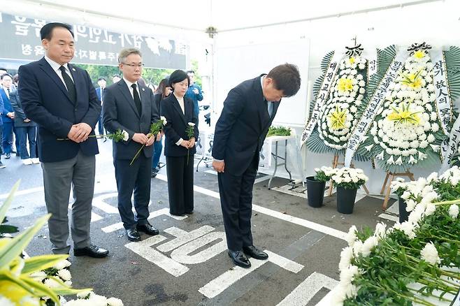 오영훈 제주도지사와 간부 공무원들이&nbsp;23일 오후 제주도교육청에 마련된 숨진 중학교 교사 분향소를 찾아 헌화한 뒤 묵념하며 고인의 명복을 빌고 있다. 제주도 제공