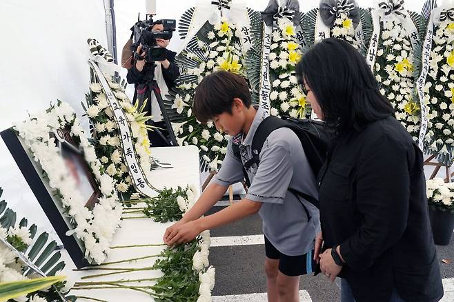 23일 제주도교육청 앞마당에 설치한 분향소에&nbsp;일반 도민과 학생의 조문이 이어지고 있다. 제주도교육청 제공