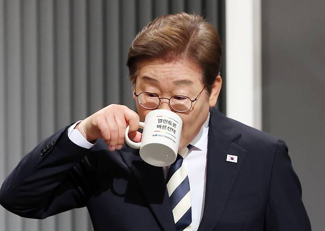 이재명 더불어민주당 대선후보가 23일 서울 영등포구 KBS본관 스튜디오에서 열린 중앙선거방송토론위원회 주관 제21대 대통령선거 2차 후보자 토론회 시작에 앞서 잠시 물을 마시고 있다.&nbsp; &nbsp;&nbsp;국회사진기자단