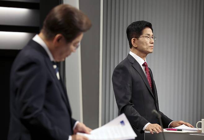 김문수 국민의힘 대선후보가 23일 서울 영등포구 KBS본관 스튜디오에서 열린 중앙선거방송토론위원회 주관 제21대 대통령선거 2차 후보자 토론회 준비를 하고 있다. 왼쪽은 이재명 더불어민주당 후보.&nbsp; &nbsp;&nbsp;국회사진기자단