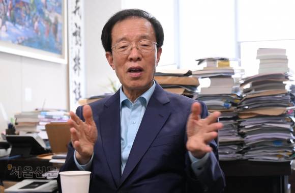 이석연 더불어민주당 공동선거대책위원장이 22일 서울 서초구의 사무실에서 진행된 서울신문과의 인터뷰에서 “20대 대선에서 이재명 민주당 후보가 0.73% 포인트 차로 패배했을 당시 ‘내가 적극적으로 나섰으면’ 하는 미안한 마음이 들었다”며 “이 후보에게 굉장한 마음의 빚을 졌다”고 말하고 있다. 안주영 전문기자