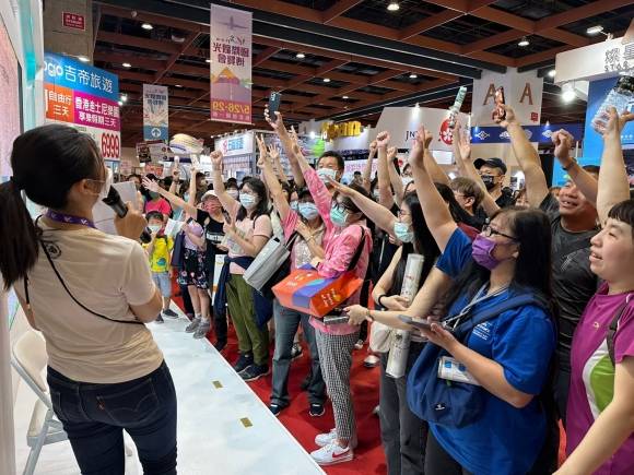 지난해 TTE에 마련된 한국관 무대에서 진행된 퀴즈 이벤트에 참여한 현지 관람객의 모습. KTE 사무국 제공