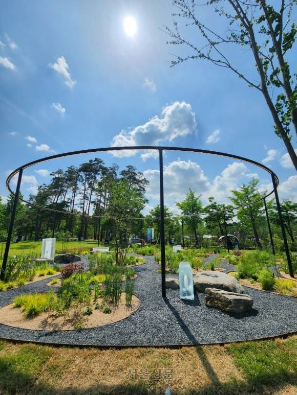 올해 서울국제정원박람회에 선보인 이탈리아 작가 알레산드로 트리벨리의 ‘워터루츠’.