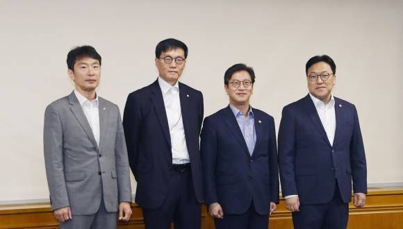 F4 회의 참석자들 - 23일 서울 중구 은행회관에서 열린 ‘거시경제·금융현안 간담회’ 참석자들이 기념 촬영하고 있다. 왼쪽부터 이복현 금융감독원장, 이창용 한국은행 총재, 김범석 기획재정부 장관 직무대행 1차관, 김병환 금융위원장. 2025. 5. 23. 기획재정부 제공