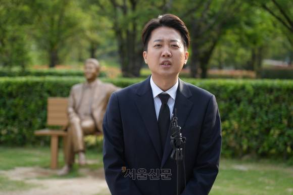 이준석 개혁신당 대선 후보가 23일 경남 김해시 진영읍 봉하마을을 방문해 노무현 전 대통령 묘역을 참배한 뒤 발언하고 있다. 2025.5.23 개혁신당 제공