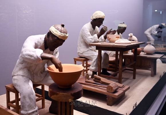 고흥분청문화박물관의 도공 조형물.