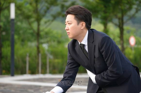 이준석 개혁신당 대선 후보가 23일 경남 김해시 진영읍 봉하마을을 방문해 노무현 전 대통령 묘역을 참배하고 있다. 2025.5.23 개혁신당 제공