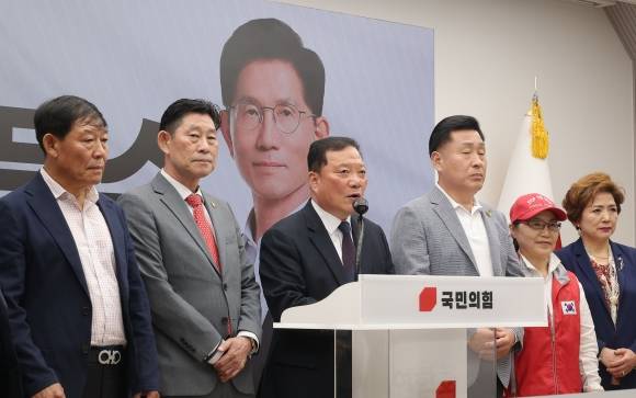 ‘박근혜를 사랑하는 지지단체 총연합회’ 관계자들이 23일 서울 영등포구 국민의힘 중앙 당사에서 김문수 국민의힘 대선 후보 지지선언 기자회견을 하고 있다. 2025.5.23 연합뉴스