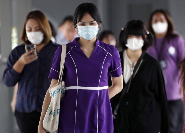 태국 방콕에서 20일 시민들이 마스크를 쓴 채 이동하고 있다. 연합뉴스