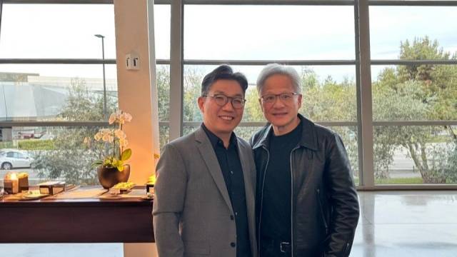 김유원(왼쪽) 네이버클라우드 대표와 젠슨 황 엔비디아 최고경영자(CEO). 네이버클라우드 페이스북