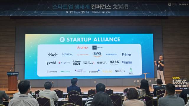 이기대 스타트업얼라이언스 센터장이 22일 경남 창원에서 열린 ‘스타트업 생태계 컨퍼런스 2025’ 행사에서 신규 회원사를 소개하고 있다.