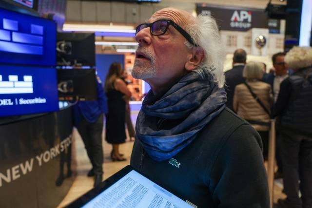 미국 뉴욕증권거래소에서 한 트레이더가 업무를 보고 있다. AFP연합뉴스