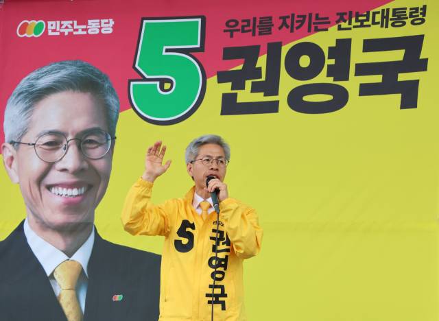 권영국 민주노동당 대선후보가 지난 21일 제주시 신제주로터리에서 유세를 하고 있다. 연합뉴스