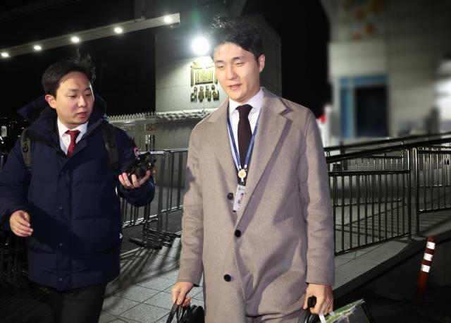 12·3 비상계엄 사태를 수사하는 경찰 국가수사본부 특별수사단 관계자가 지난해 12월 17일 서울 용산 대통령실 민원실을 나서고 있다. 특별수사단은 이날 대통령경호처에 대한 압수수색을 시도했으나 경호처가 진입을 허락하지 않으면서 비화폰 관련 서버 자료를 확보하지 못했다. 연합뉴스