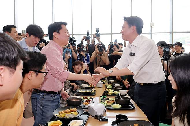 이준석 개혁신당 대선 후보가 5월21일 '학식먹자 이준석' 행사가 열린 경기 성남시 가천대학교 글로벌캠퍼스에서 행사에 참여한 안철수 국민의힘 의원과 만나 악수를 나누고 있다. ⓒ연합뉴스